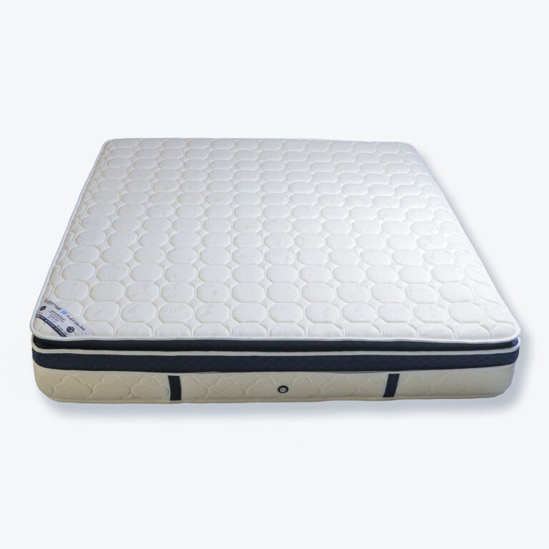 مرتبة سرير جديدة بيضاء اللون ذات سطح مبطن بنقش سداسي، موضوعة على أرضية مستوية، وتظهر من زاوية جانبية مع حواف داكنة اللون.