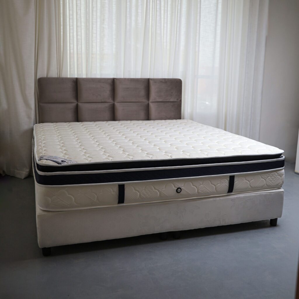 صورة تظهر مرتبة حديثة ذات تصميم عالي الجودة مع طبقات متعددة تساعد على تهوية المرتبة وتحسين تدفق الهواء، مما يساهم في تقليل تراكم الرطوبة والحفاظ على جودة النوم وصحة المستخدم.